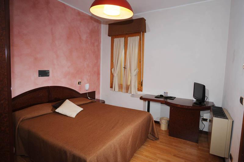 Drake Hotel Maranello Quarto foto