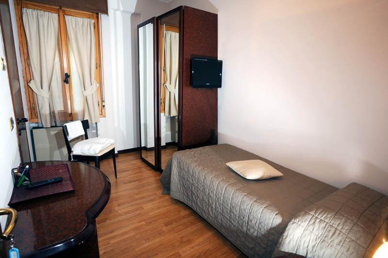 Drake Hotel Maranello Quarto foto