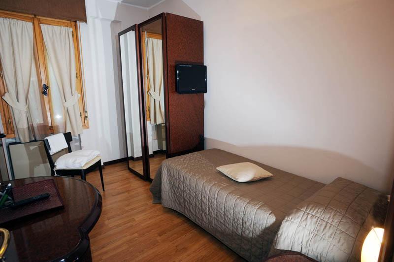 Drake Hotel Maranello Quarto foto